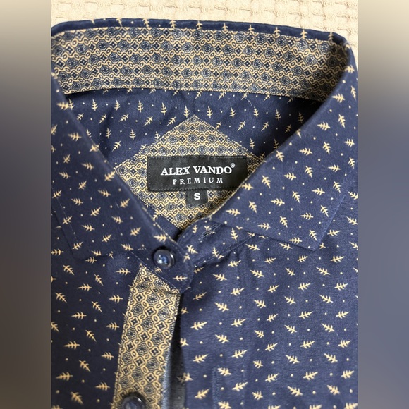 Men's Small meduim Patterned Shirt - Picture 2 of 5